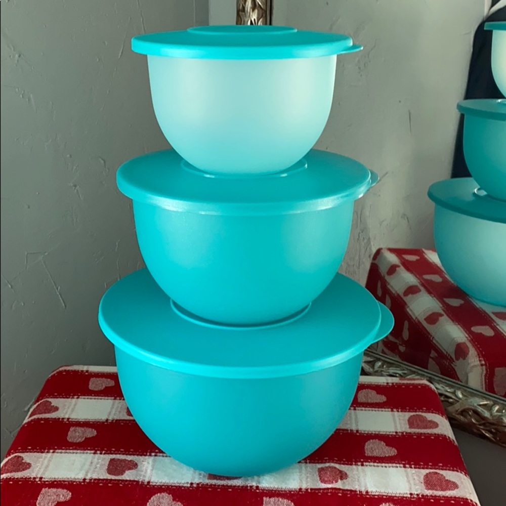Tupperware bowl set